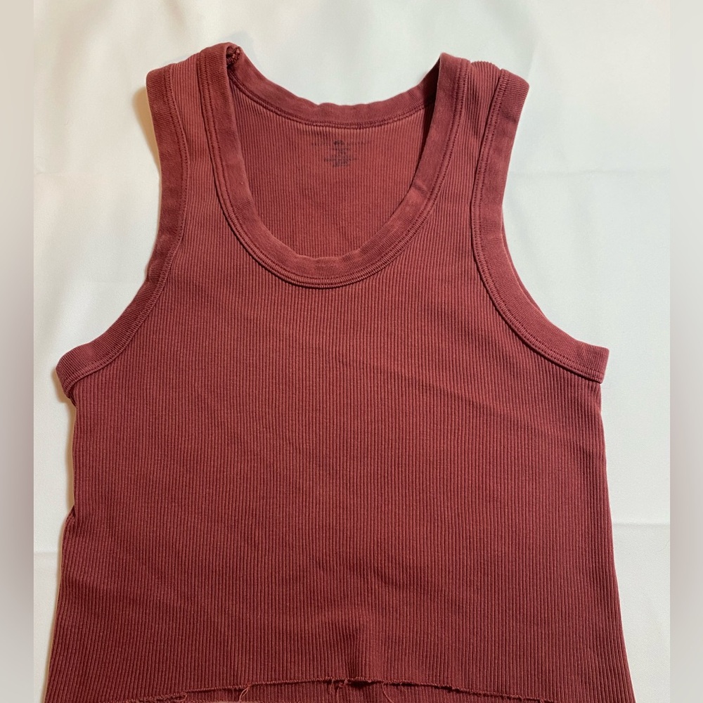 Red, cropped, tank